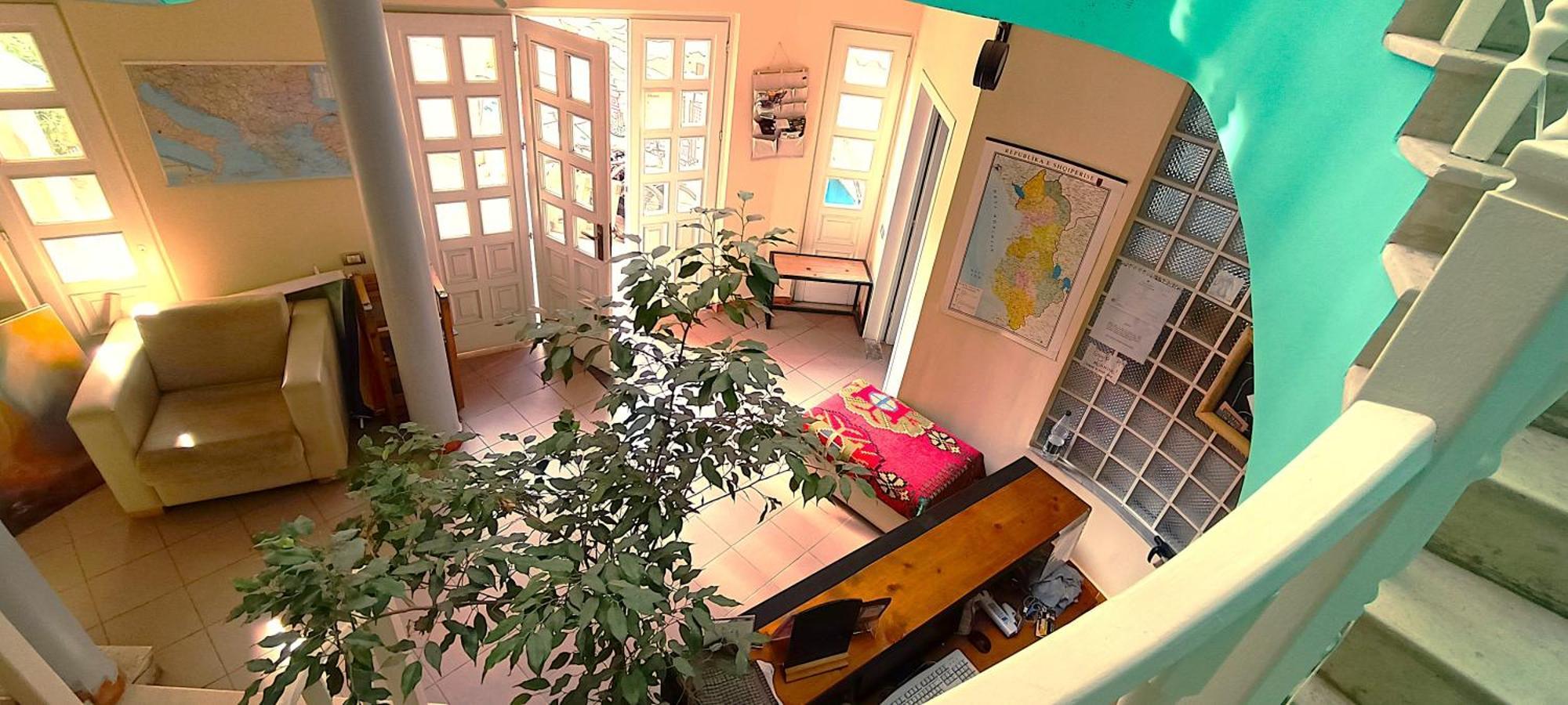 The Golden Rooster Hostel Tirana Buitenkant foto