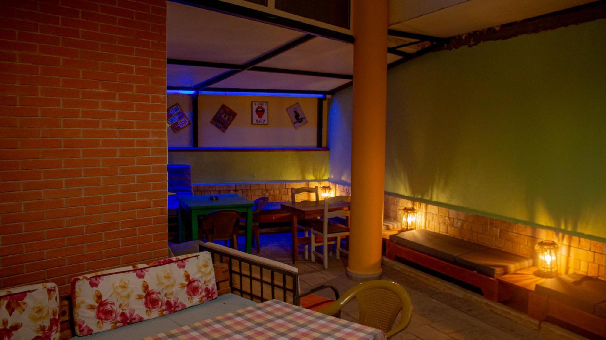 The Golden Rooster Hostel Tirana Buitenkant foto