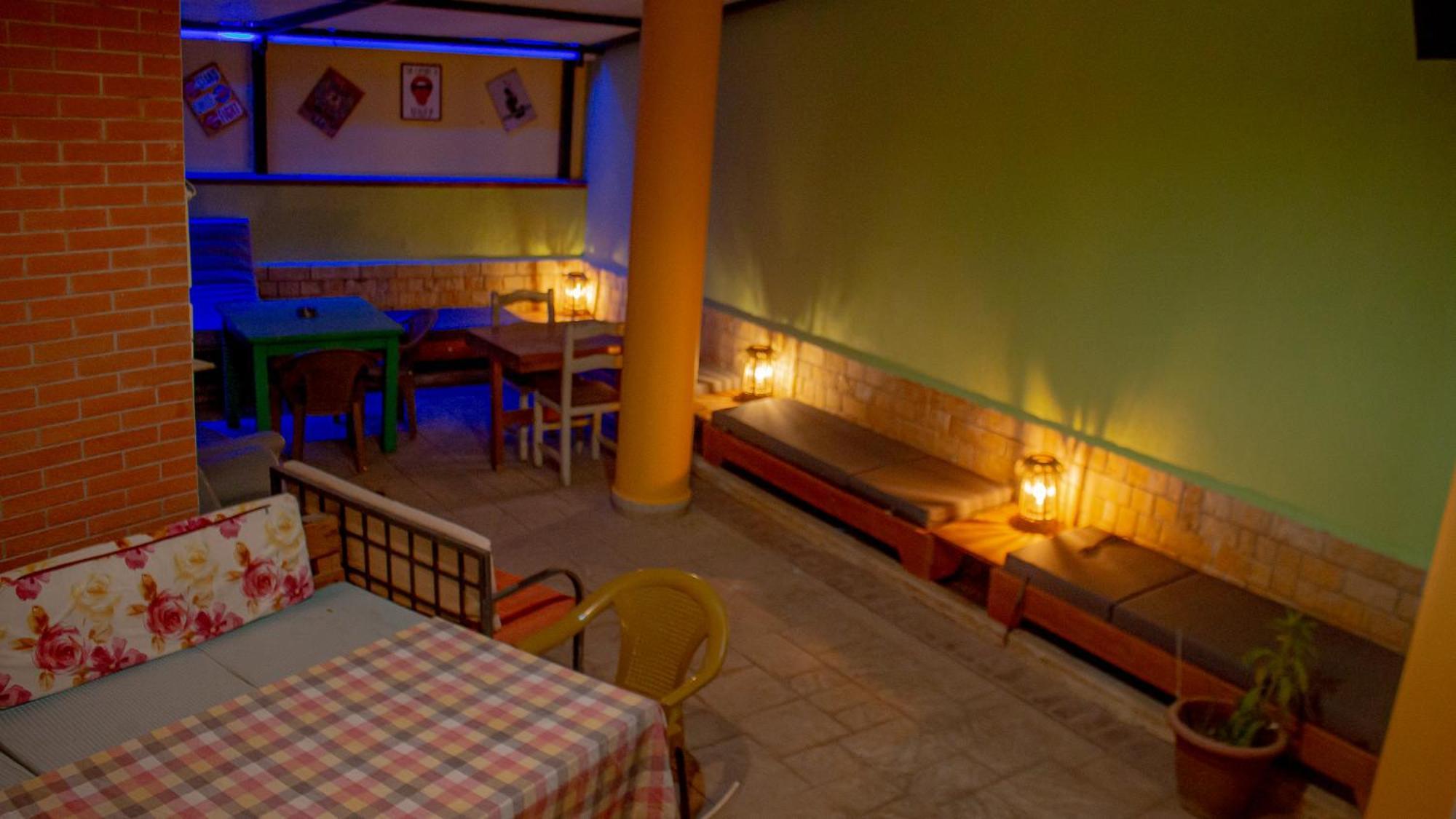 The Golden Rooster Hostel Tirana Buitenkant foto