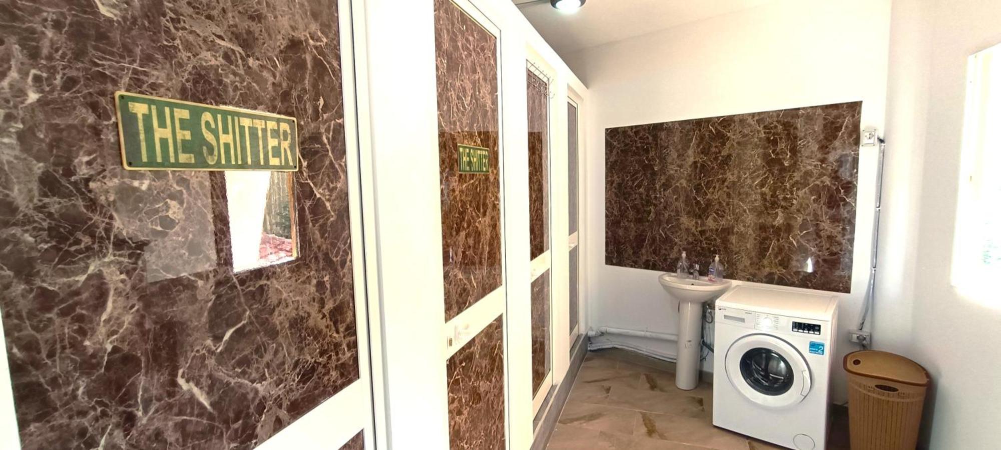 The Golden Rooster Hostel Tirana Buitenkant foto