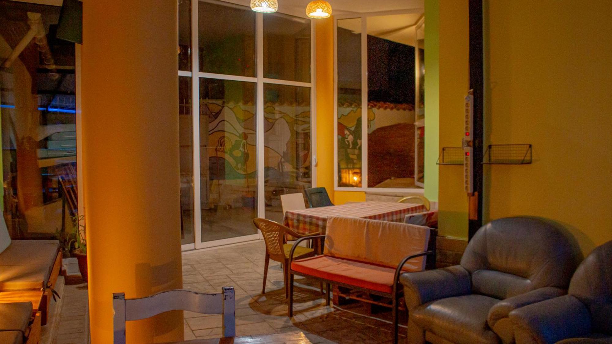 The Golden Rooster Hostel Tirana Buitenkant foto