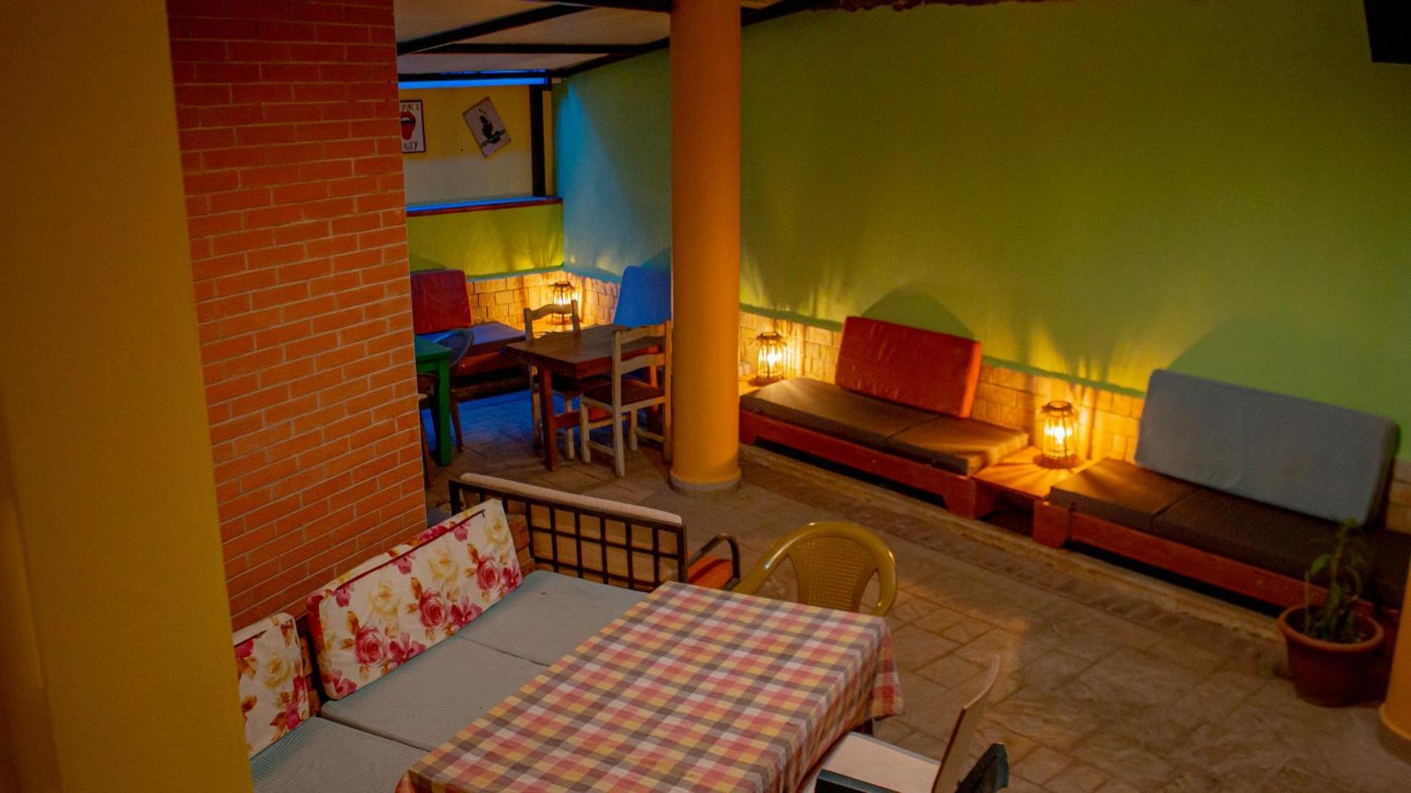 The Golden Rooster Hostel Tirana Buitenkant foto