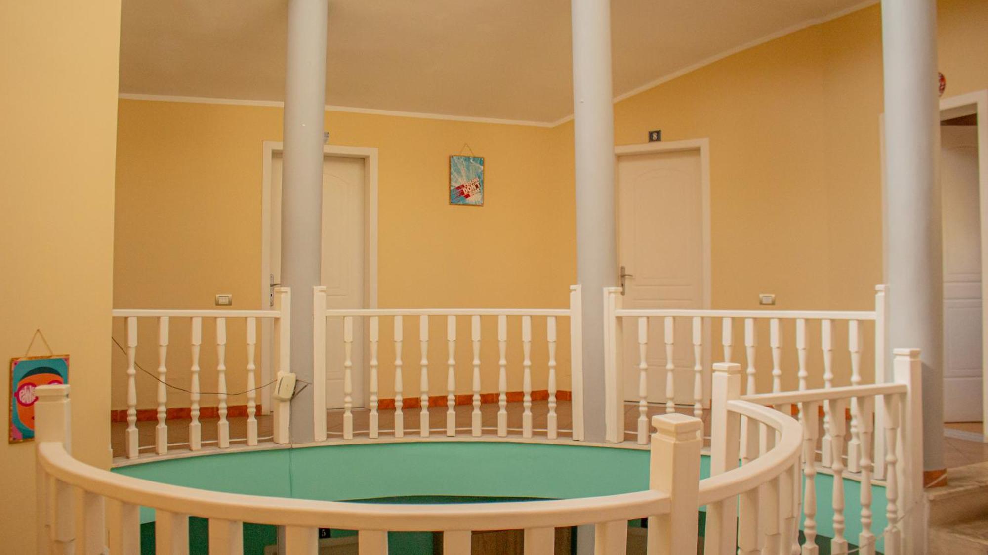 The Golden Rooster Hostel Tirana Buitenkant foto