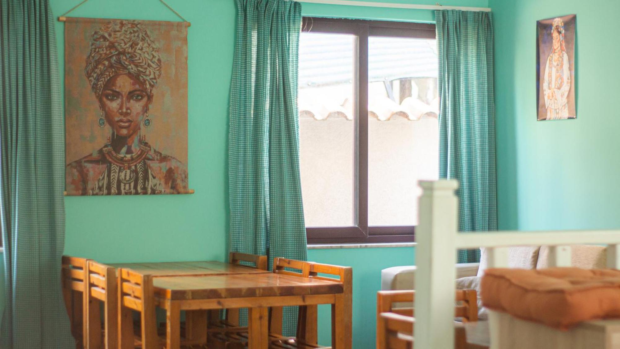 The Golden Rooster Hostel Tirana Buitenkant foto