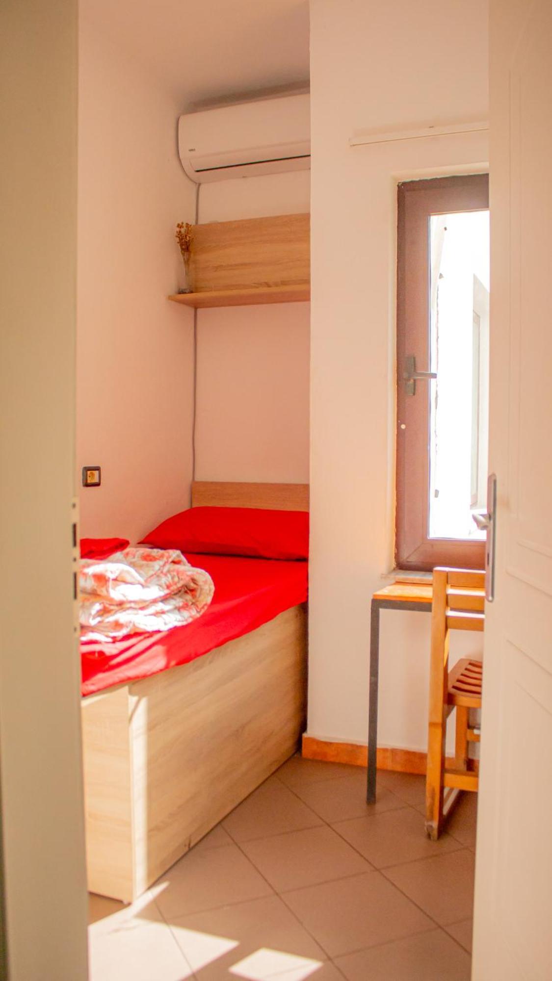 The Golden Rooster Hostel Tirana Buitenkant foto
