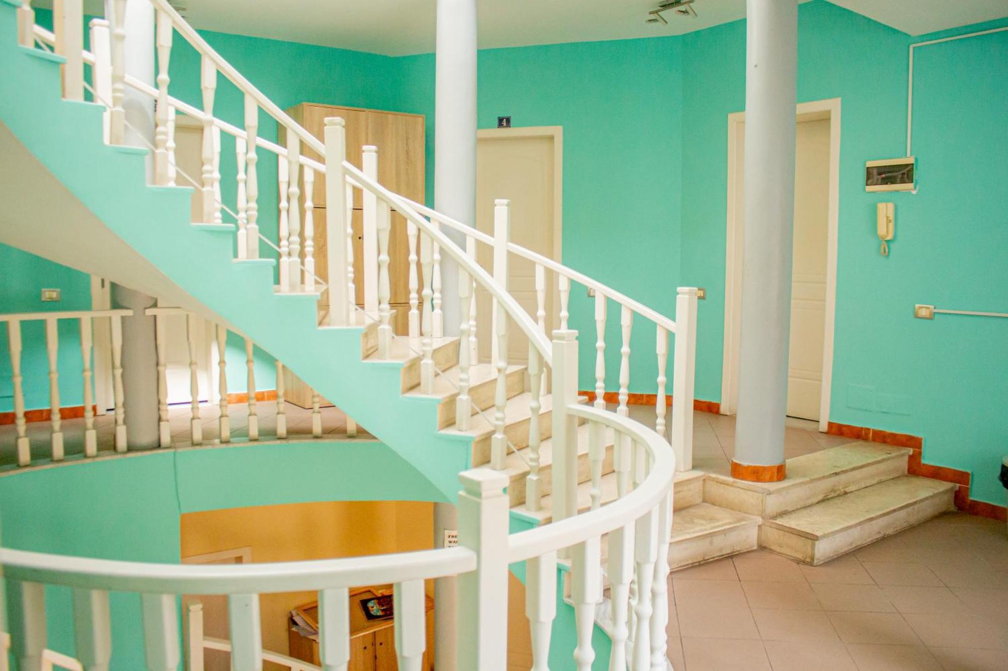 The Golden Rooster Hostel Tirana Buitenkant foto