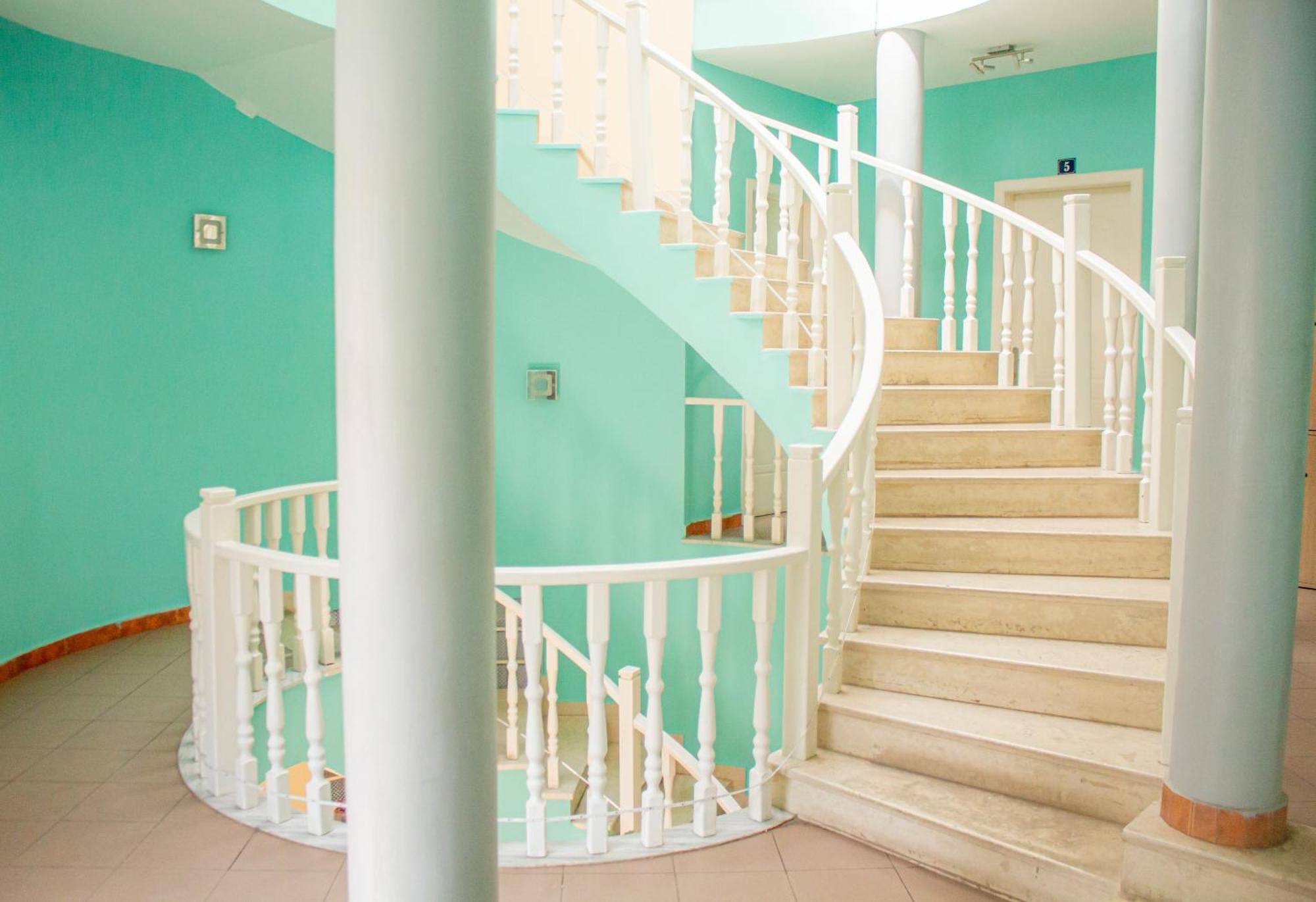 The Golden Rooster Hostel Tirana Buitenkant foto