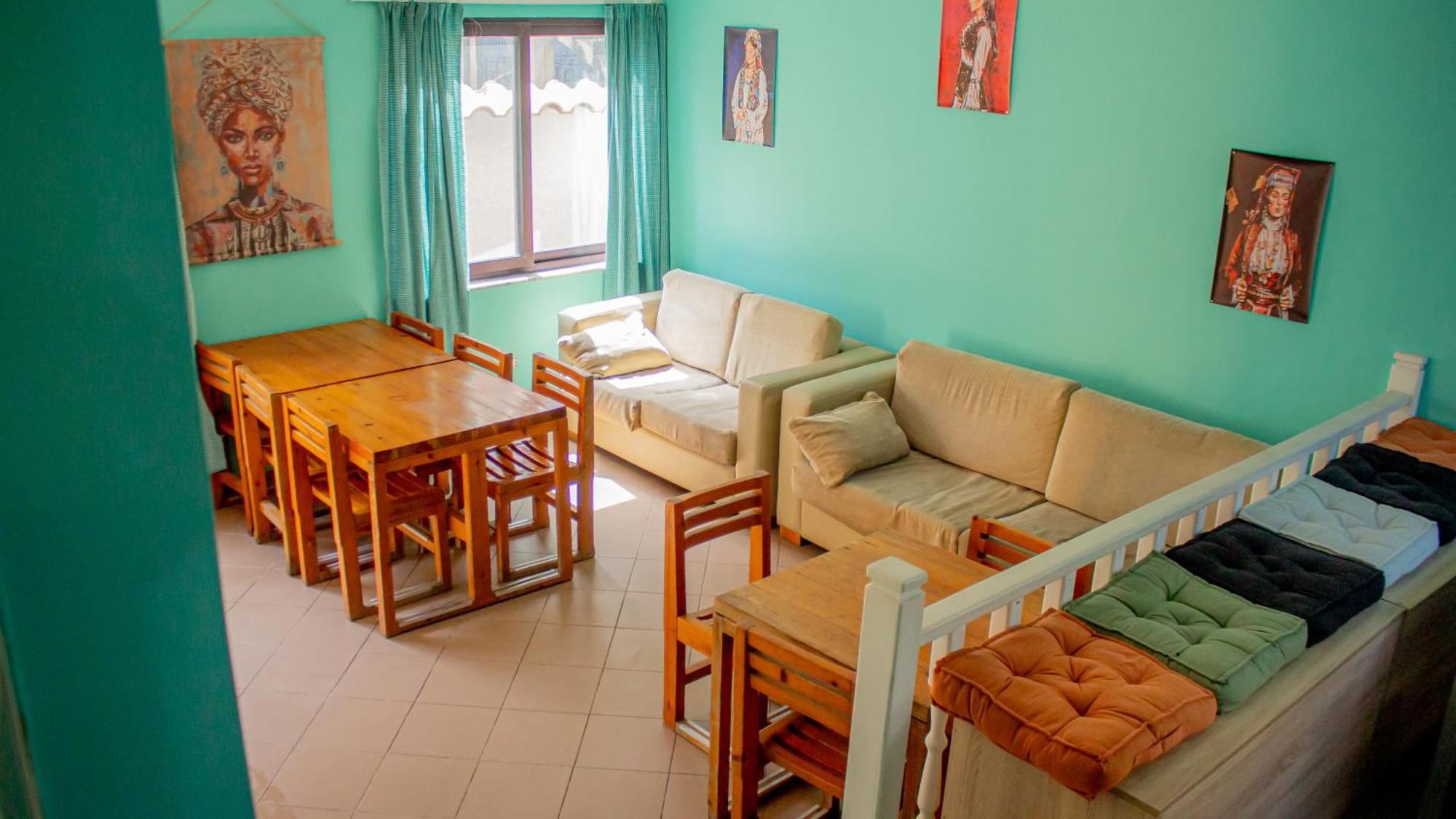 The Golden Rooster Hostel Tirana Buitenkant foto