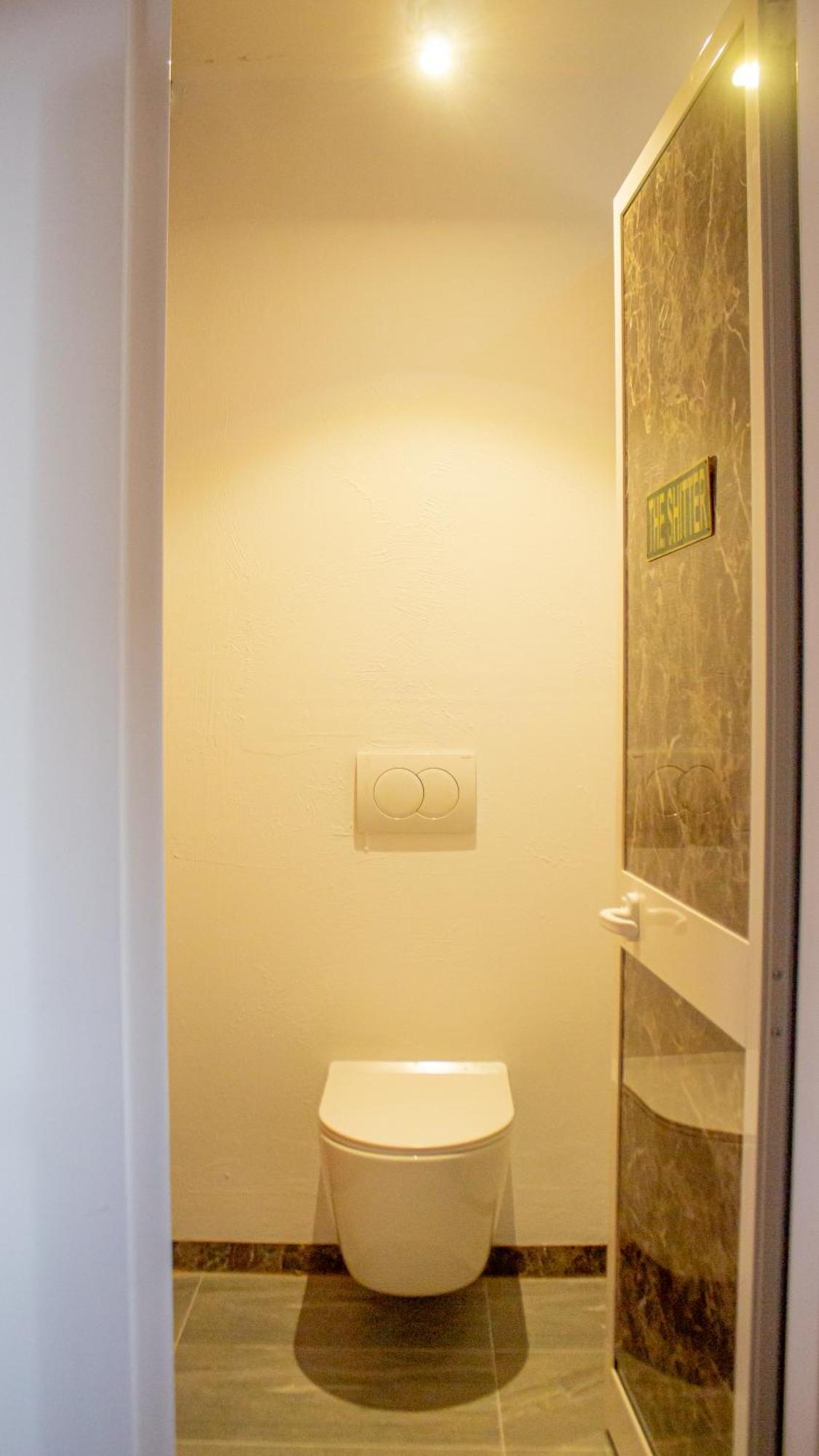 The Golden Rooster Hostel Tirana Buitenkant foto